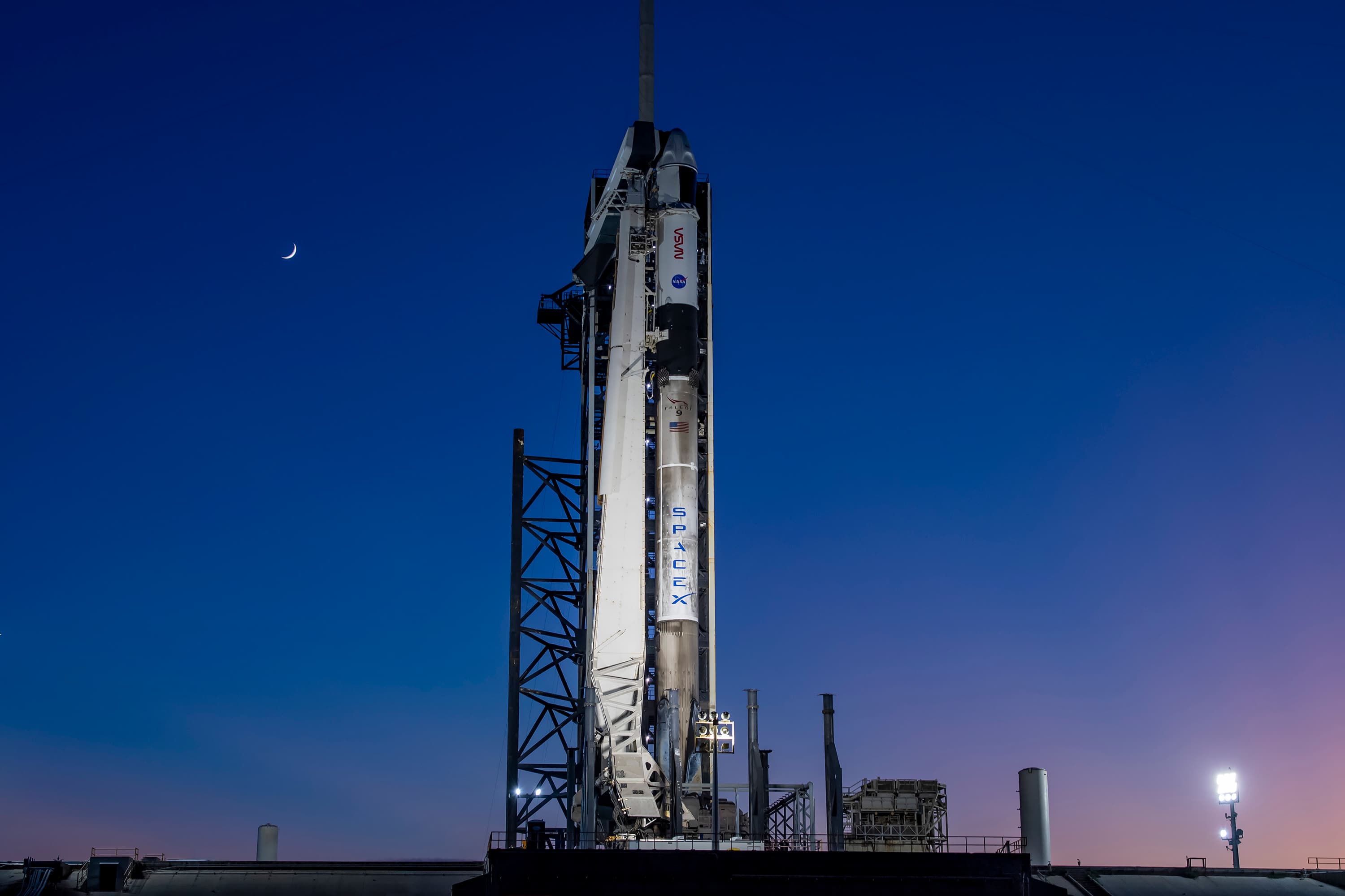Falcon 9 s lodí Dragon na rampě Kennedyho vesmírného střediska