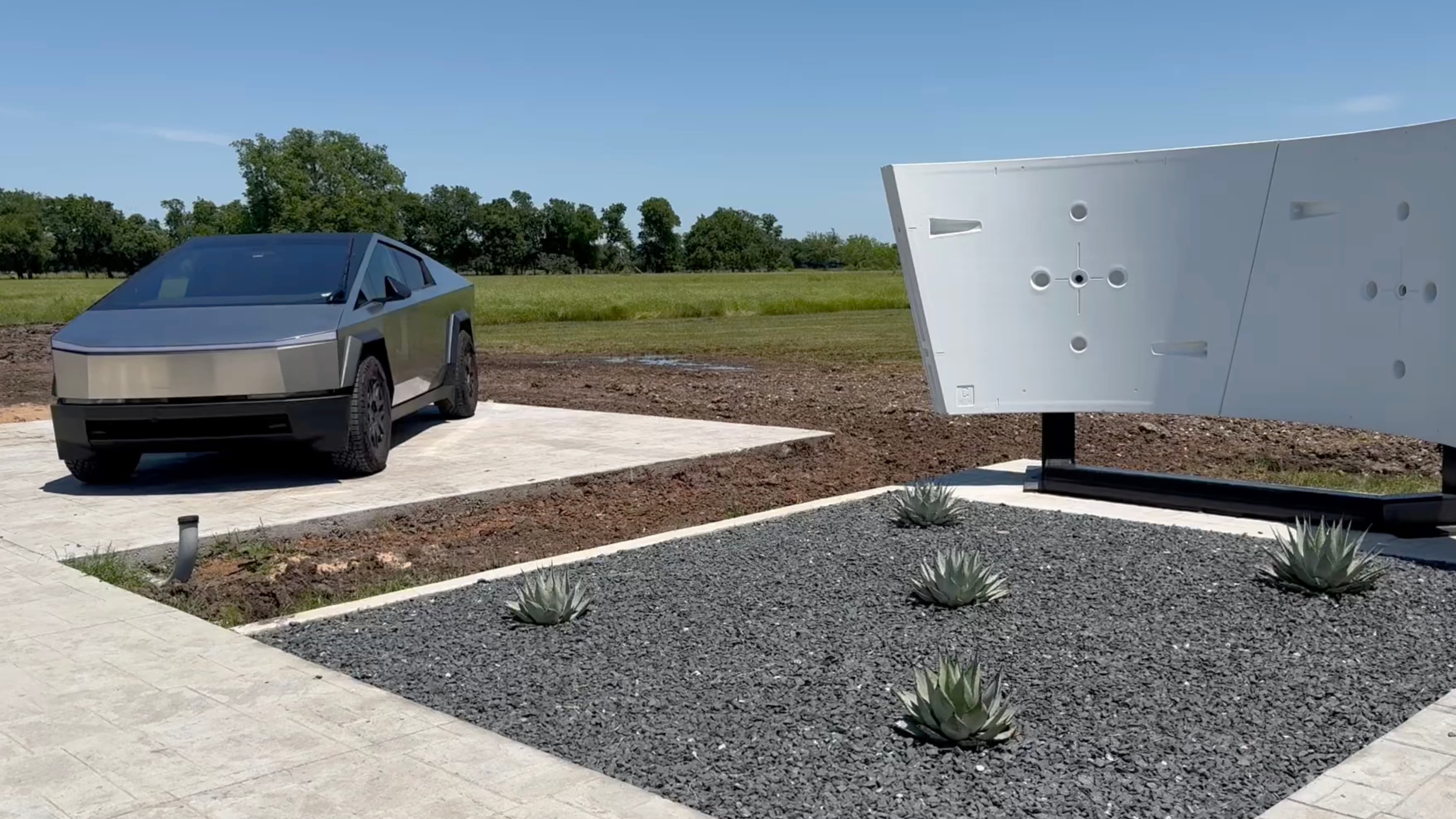 Virtuální prohlídka Giga Texas a Hyperloop Plaza