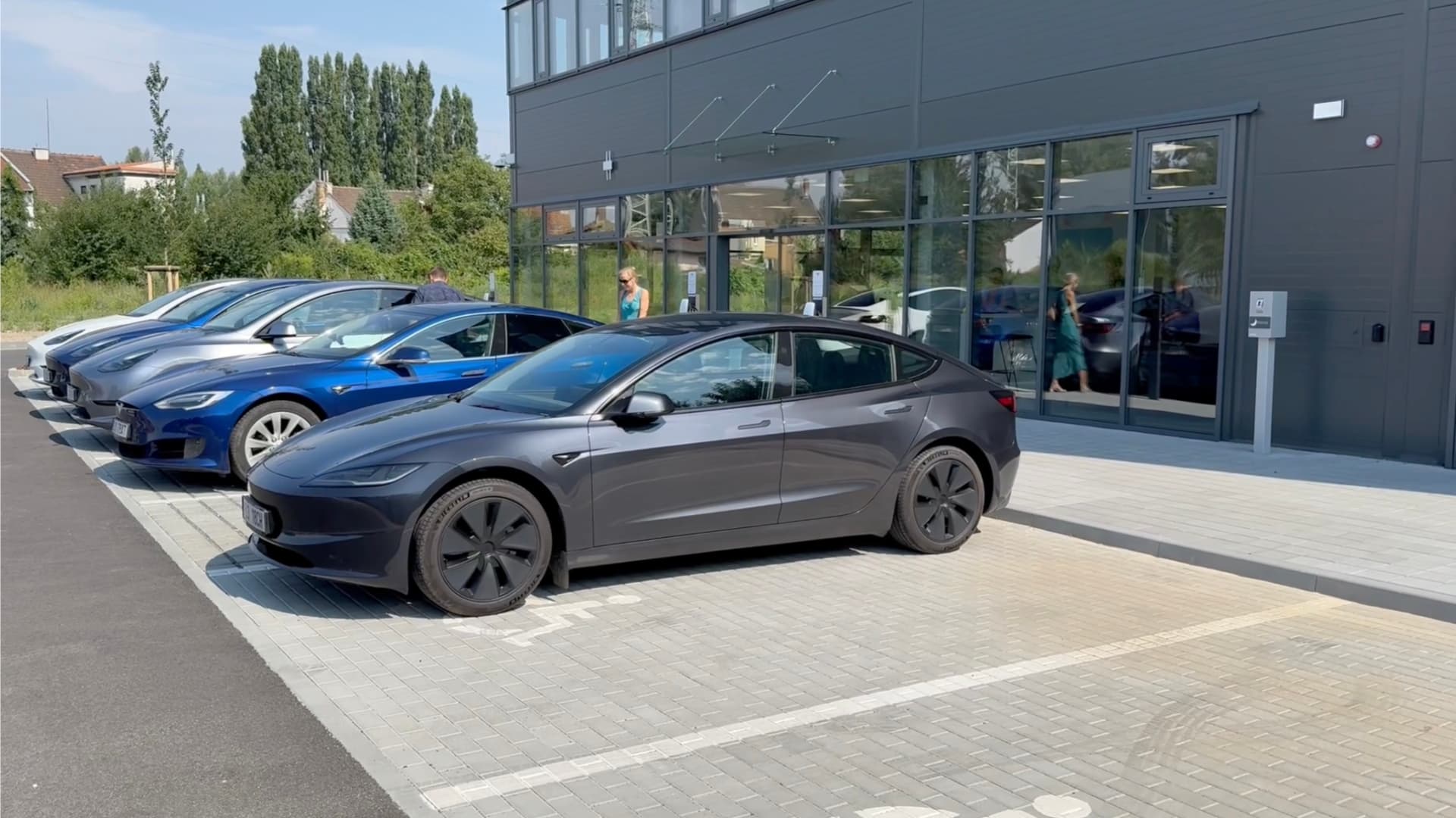 Tesla otevřela prodejnu v Brně