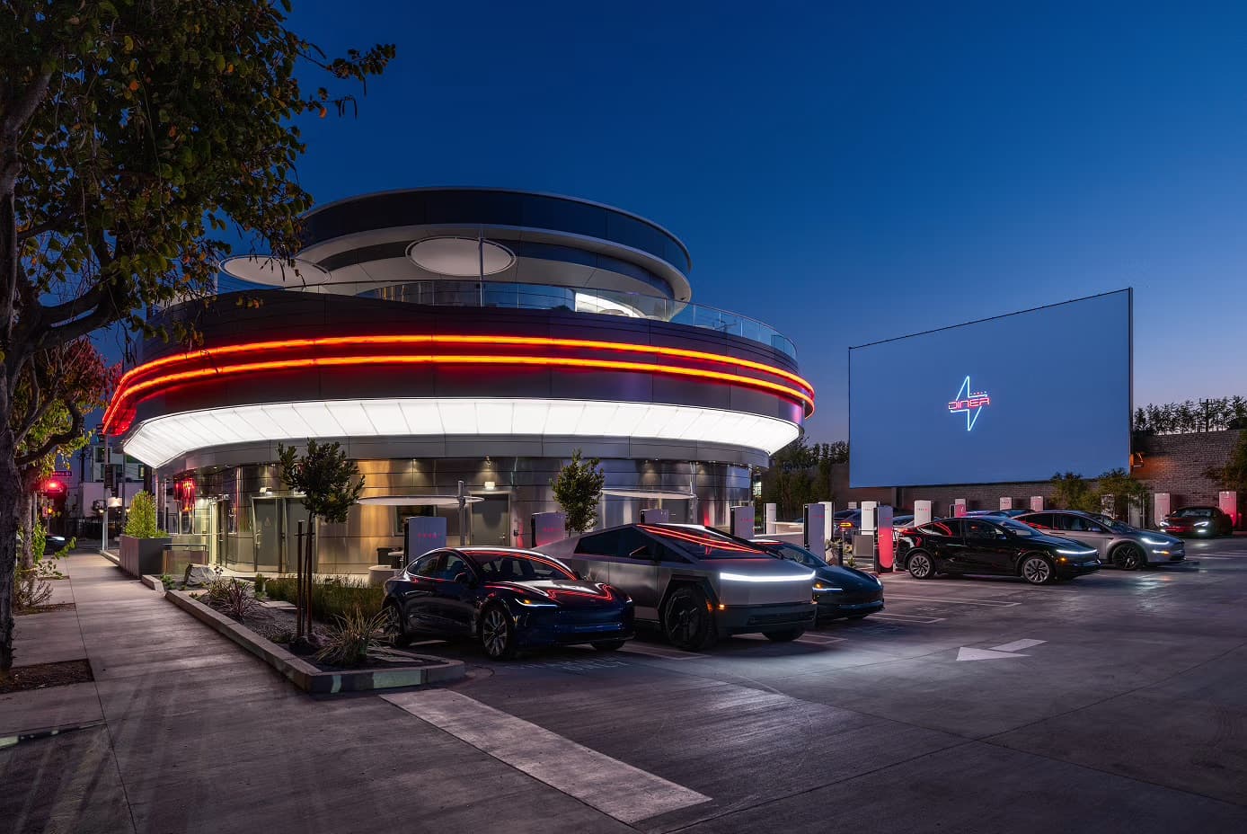 Tesla Diner: SCH s restaurací a kinem