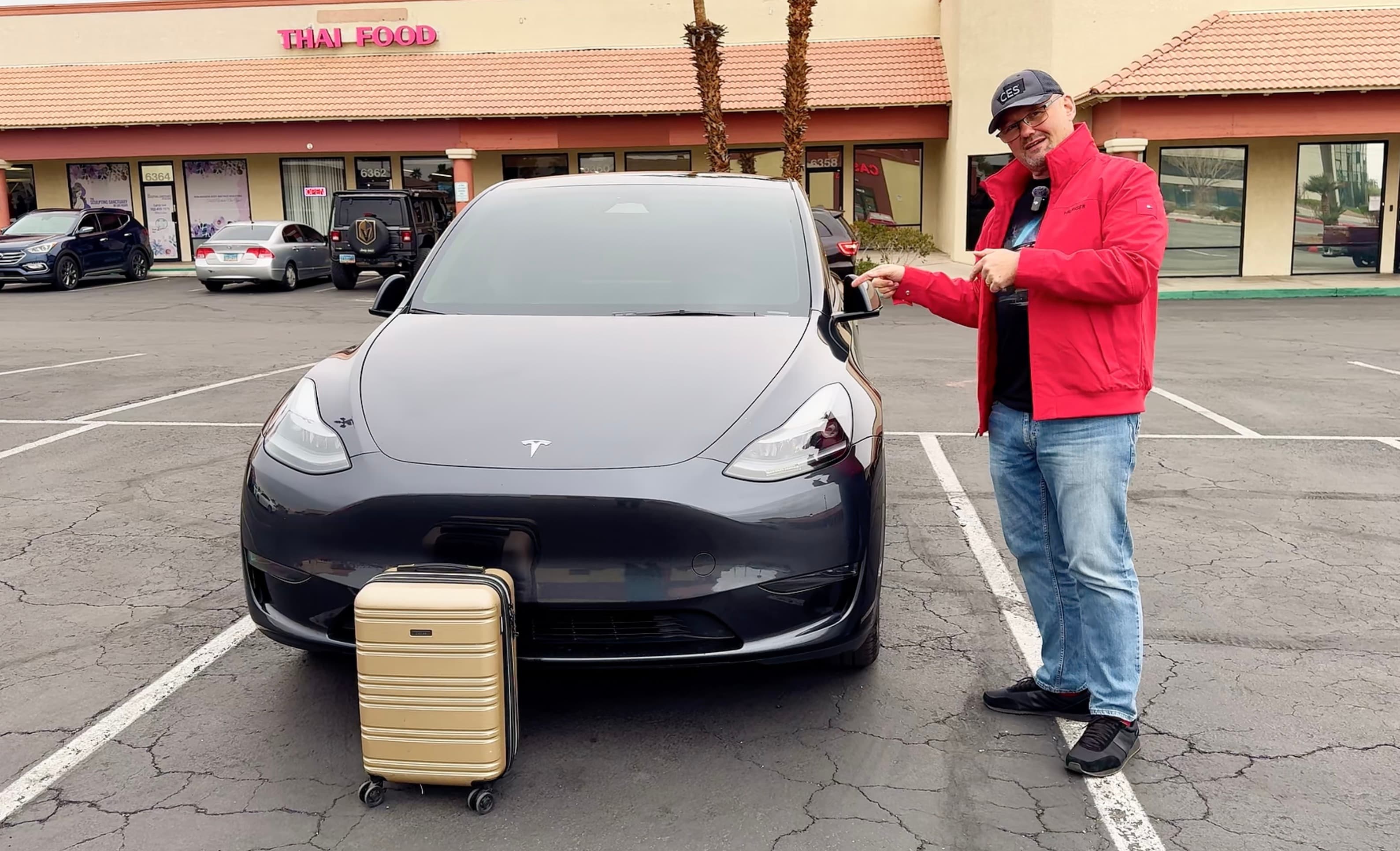 Test parkování s Tesla FSD v14